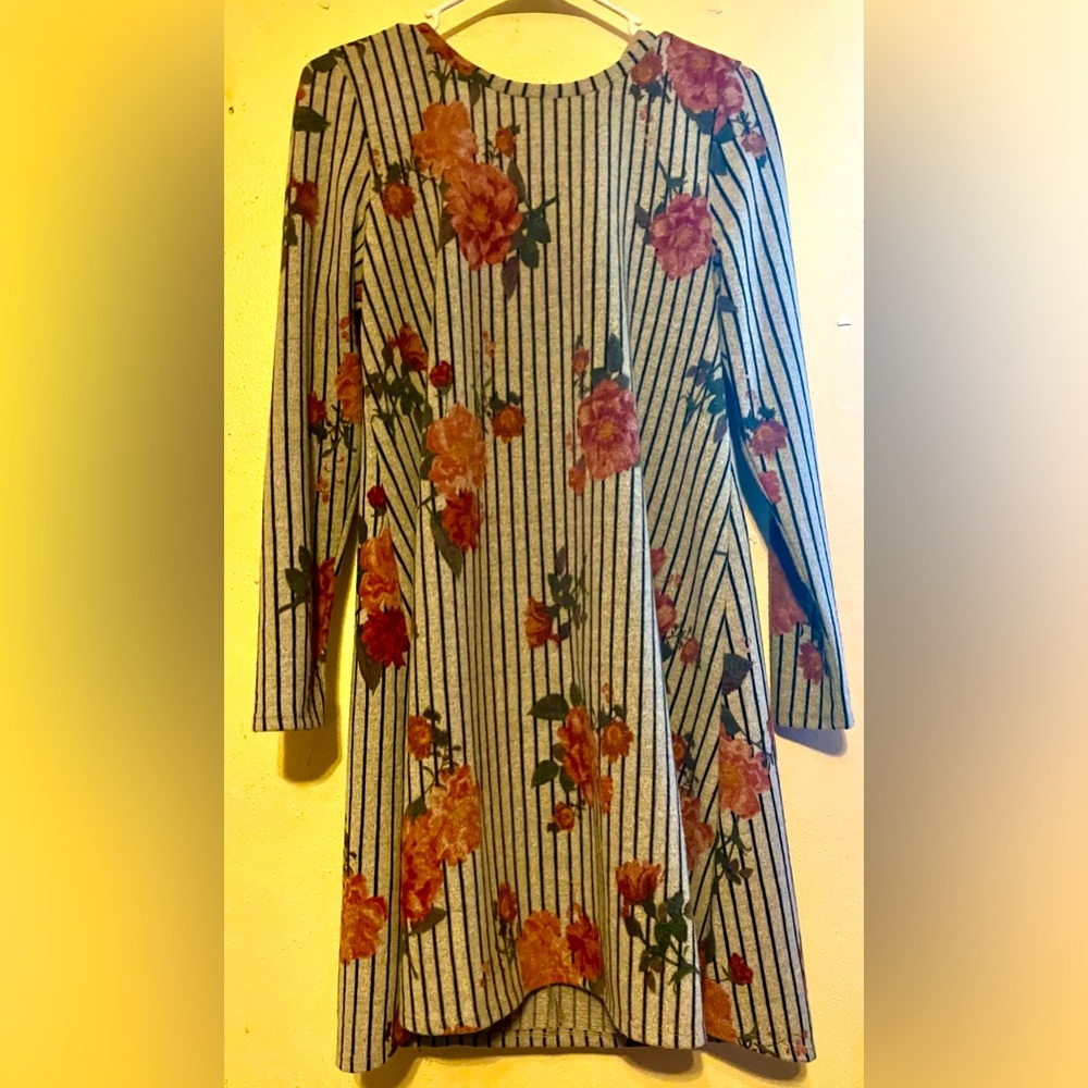 Derek Heart soft, long floral and lined sleeve sweater dress, Large